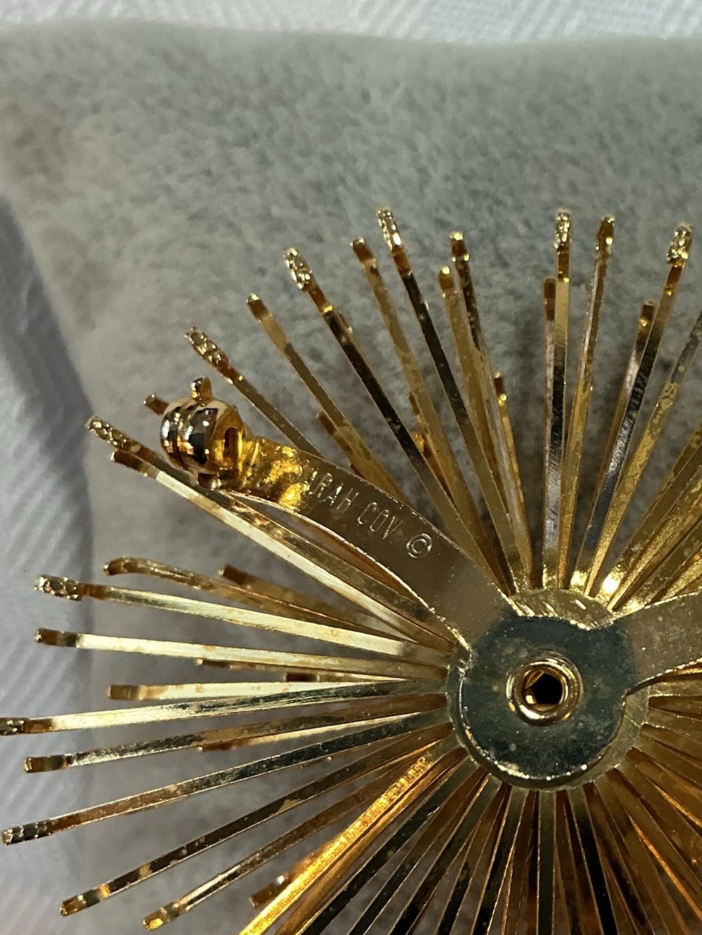 Sarah Coventry Vintage “Golden Mum” Starburst Brooch - Picture 4 of 5